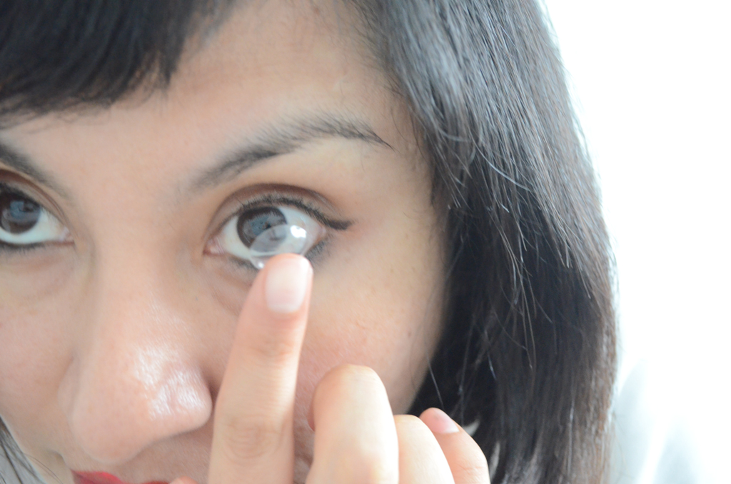 como poner lentillas diarias 05